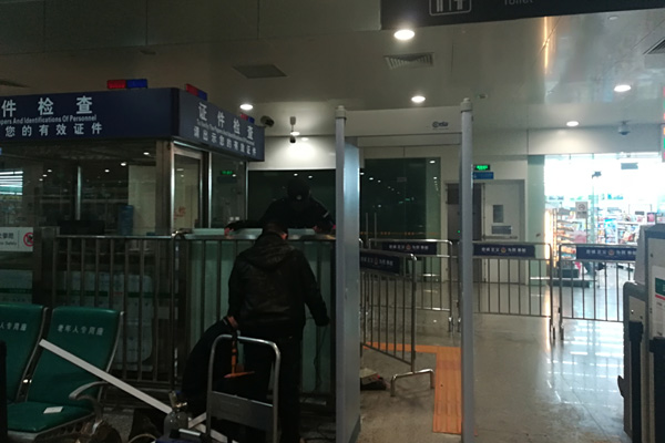 維和時代安檢門廠家為深圳機場汽車站供應金屬探測安檢門[圖]